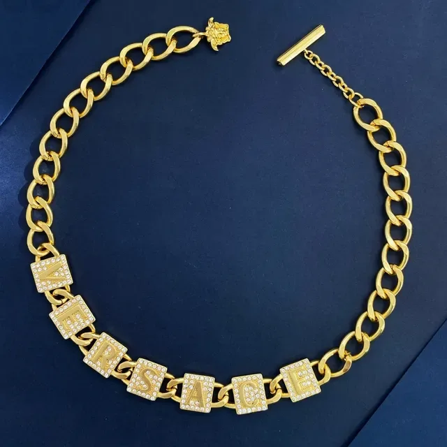 Collier Versace Chain Reaction Chaîne Curb Or et Argent avec Charms de Lettres Cristallisés 4