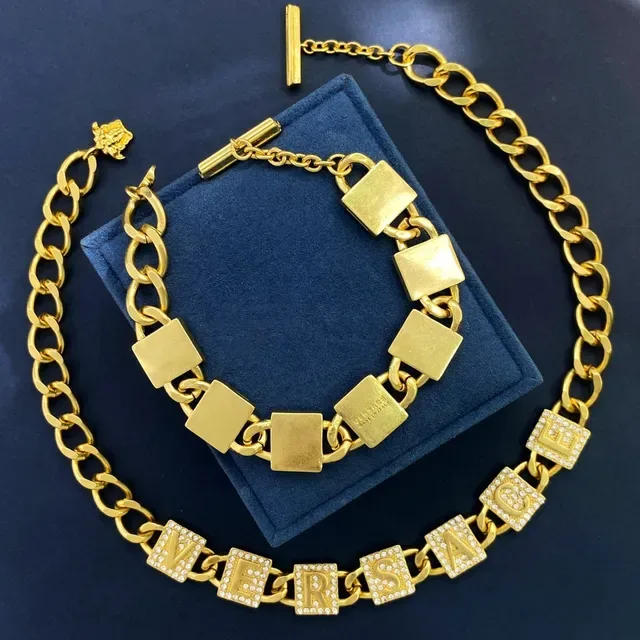Collier Versace Chain Reaction Chaîne Curb Or et Argent avec Charms de Lettres Cristallisés 5
