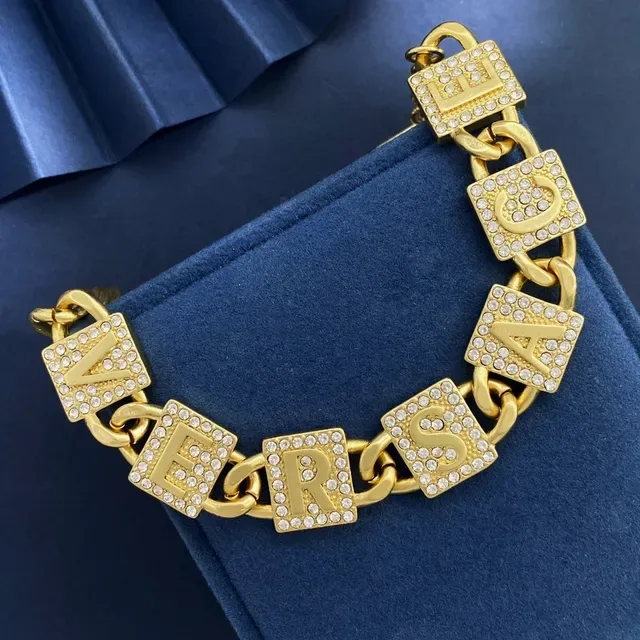 Collier Versace Chain Reaction Chaîne Curb Or et Argent avec Charms de Lettres Cristallisés 6
