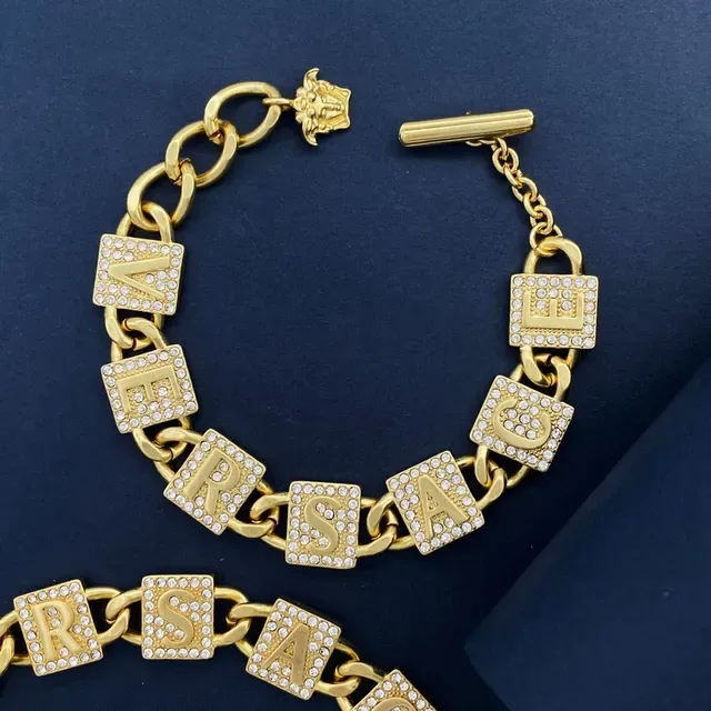 Collier Versace Chain Reaction Chaîne Curb Or et Argent avec Charms de Lettres Cristallisés 7