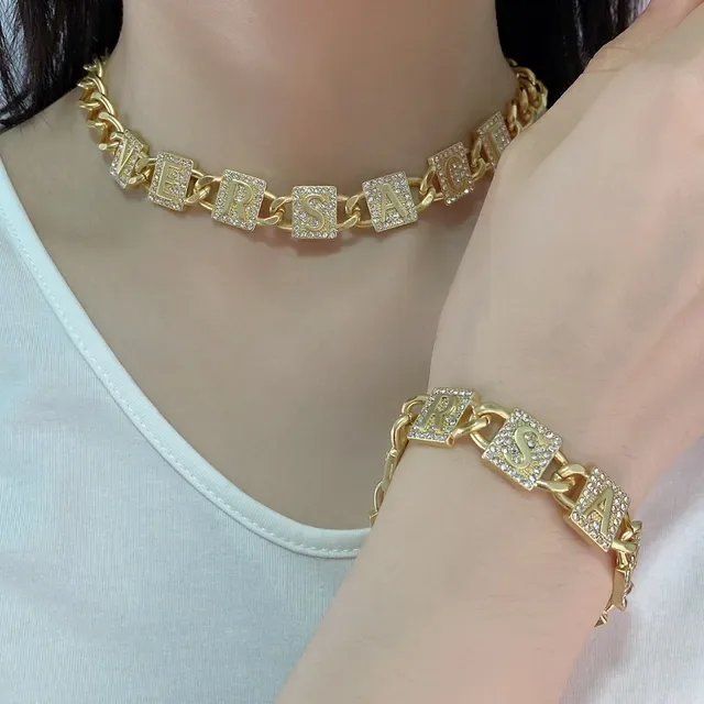 Collier Versace Chain Reaction Chaîne Curb Or et Argent avec Charms de Lettres Cristallisés 9