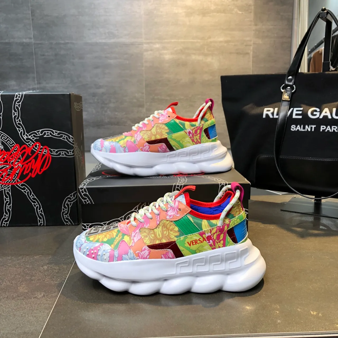 Versace Chain Reaction बहुरंगीन फूल प्रिंट चंकी स्नीकर 4