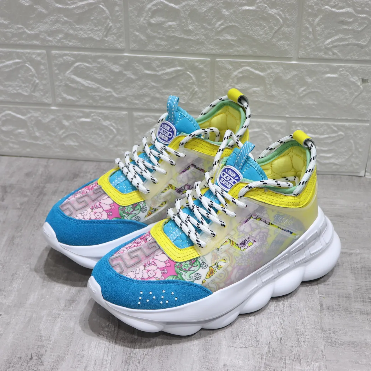 Versace Chain Reaction बहुरंगी फूलात्मक पारदर्शी चंकी स्नीकर 1