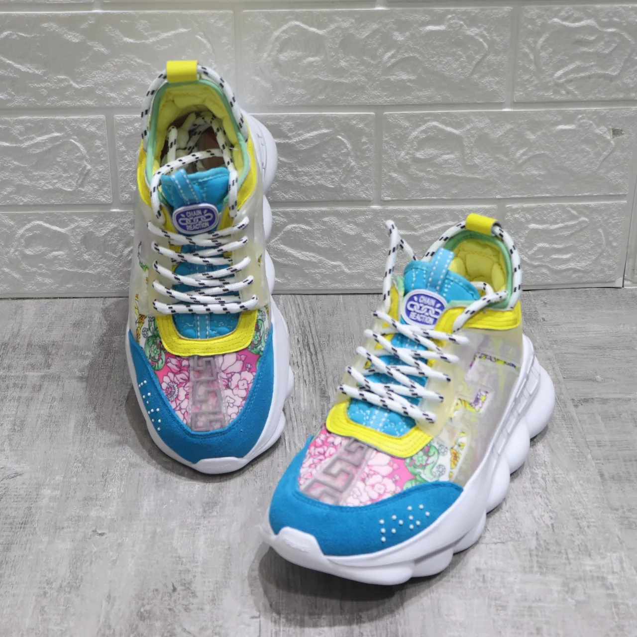 Versace Chain Reaction बहुरंगी फूलात्मक पारदर्शी चंकी स्नीकर 5
