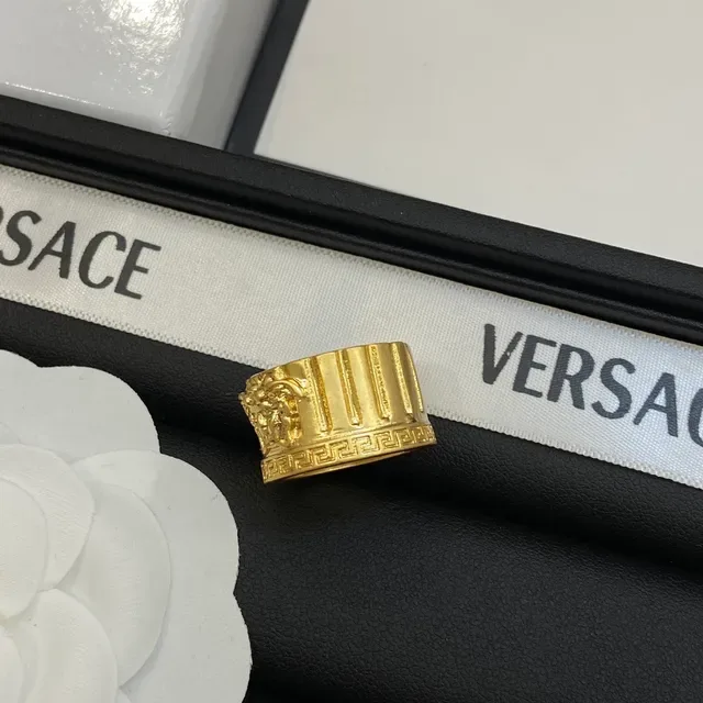 Versace Anel de banda larga dourada com cabeça de Medusa gravada 2