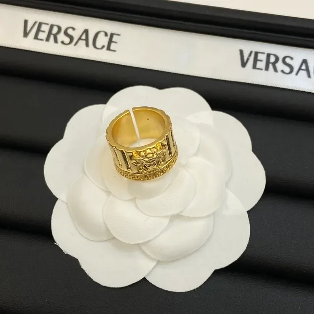 Versace Anel de banda larga dourada com cabeça de Medusa gravada 3