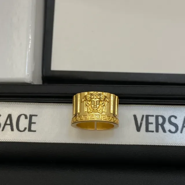 Versace Anel de banda larga dourada com cabeça de Medusa gravada 4