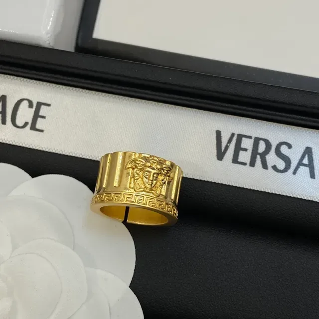 Versace Anel de banda larga dourada com cabeça de Medusa gravada 5