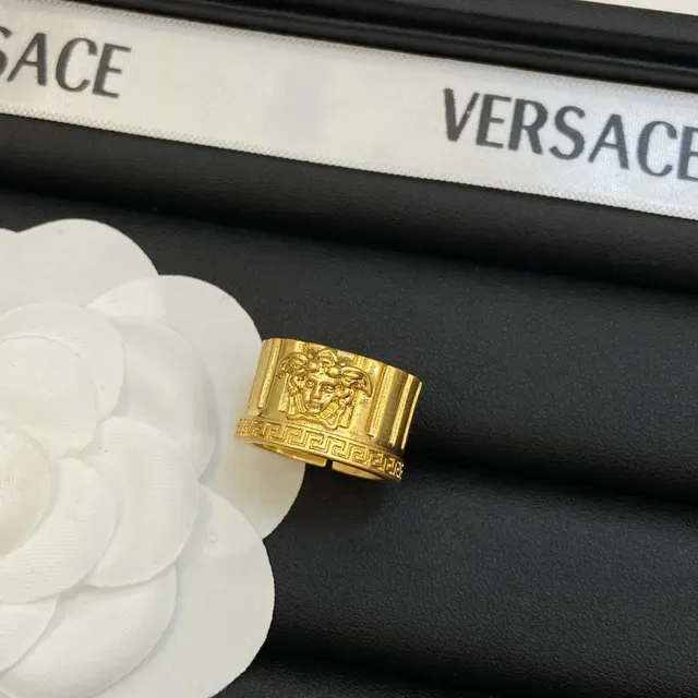 Versace Anel de banda larga dourada com cabeça de Medusa gravada 6