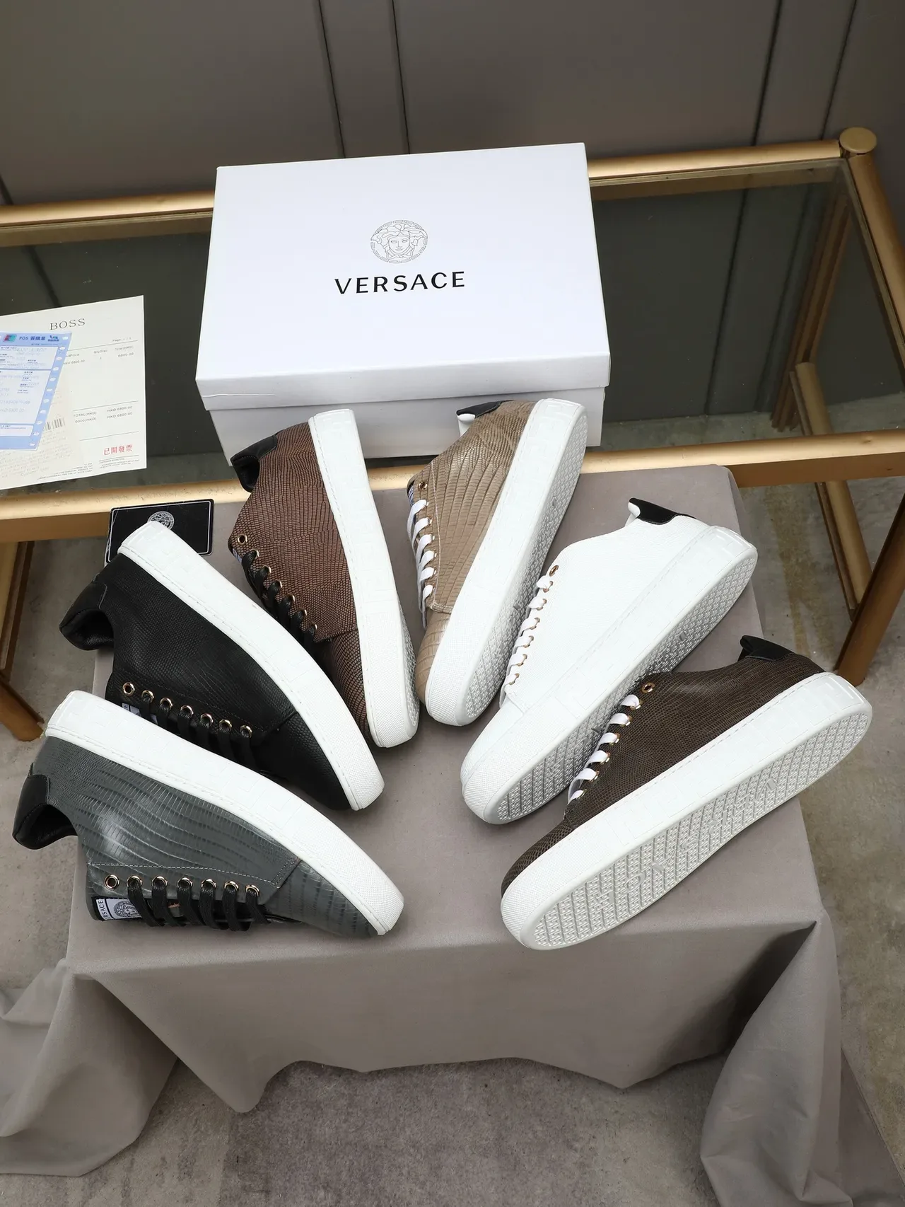 Versace حذاء رياضي لايف ستايل رمادي أبيض علوة بنسيج التمساح midsole بتصميم Greek Key 2