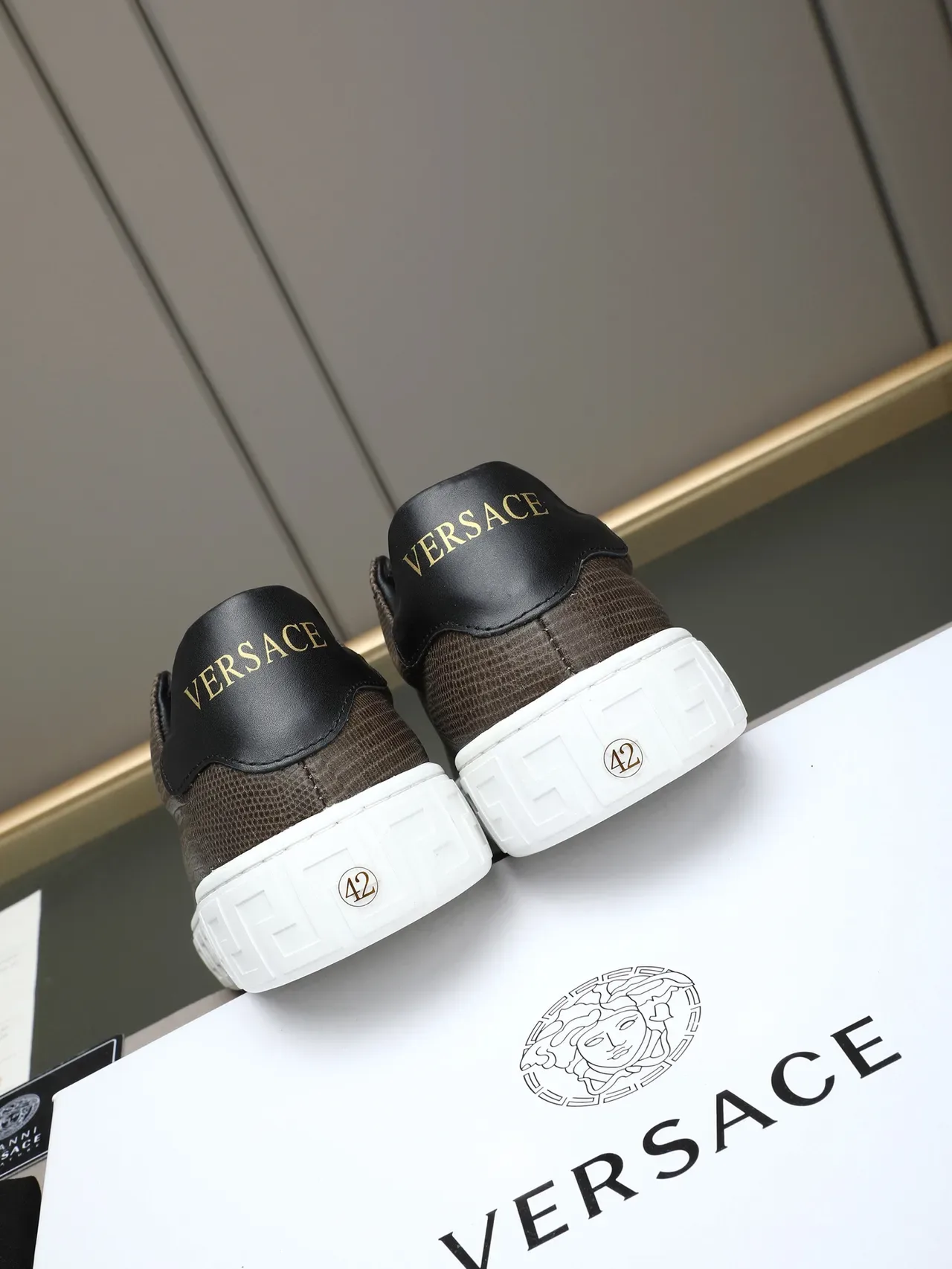 Versace حذاء رياضي لايف ستايل رمادي أبيض علوة بنسيج التمساح midsole بتصميم Greek Key 3