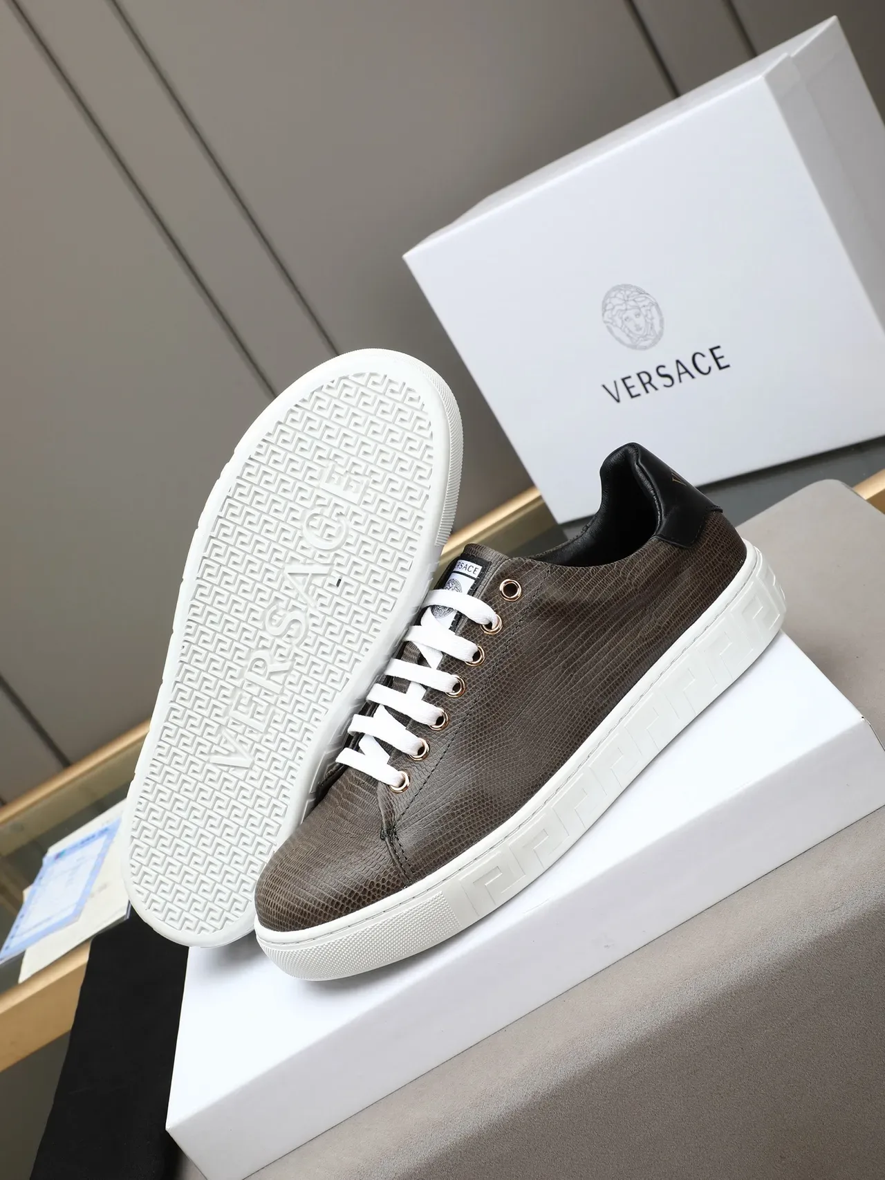 Versace حذاء رياضي لايف ستايل رمادي أبيض علوة بنسيج التمساح midsole بتصميم Greek Key 4