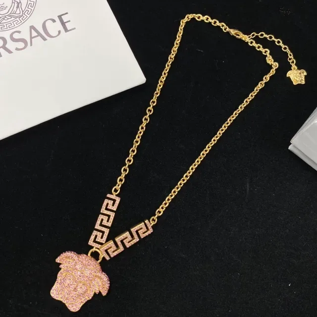 Colar Versace Greca Odissea Cabeça de Medusa de Cristal Rosa 3