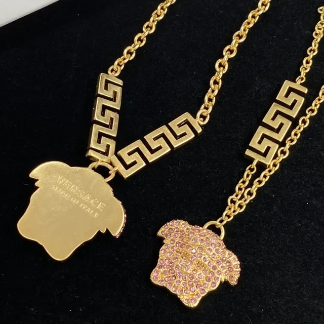 Colar Versace Greca Odissea Cabeça de Medusa de Cristal Rosa 4