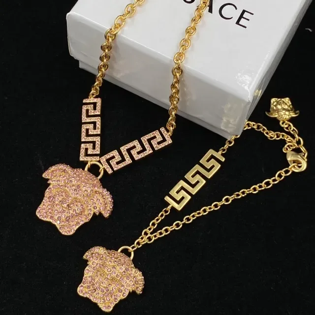 Colar Versace Greca Odissea Cabeça de Medusa de Cristal Rosa 6