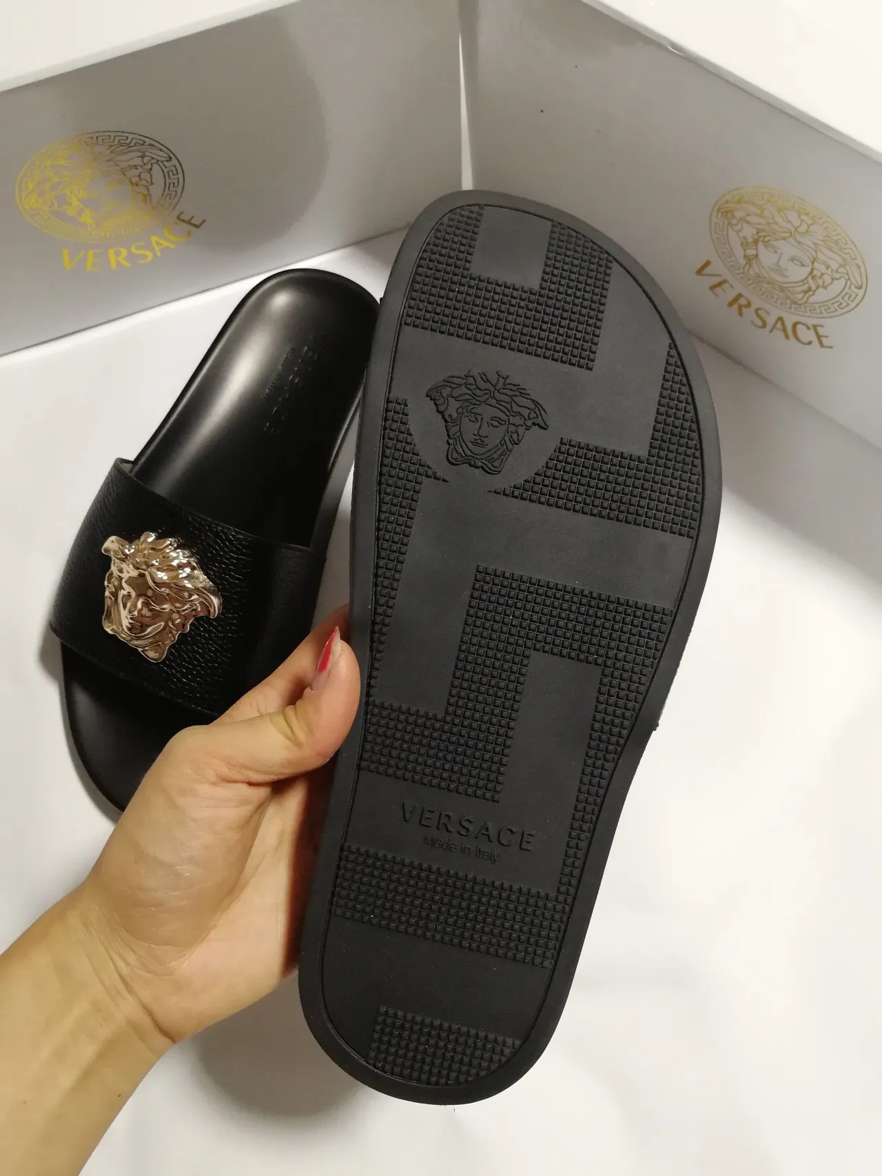 Versace Medusa Slide صندل جلد أسود وذهبي 2