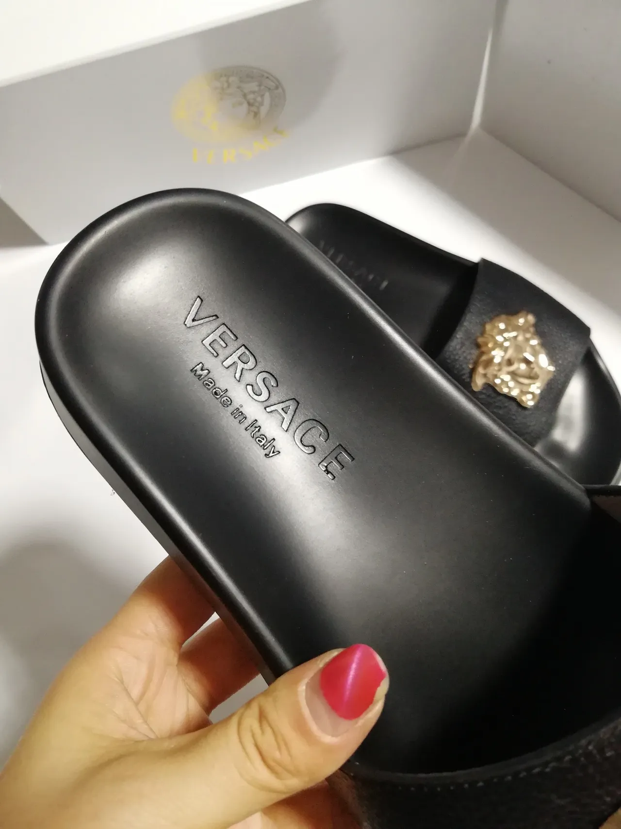 Versace Medusa Slide صندل جلد أسود وذهبي 3