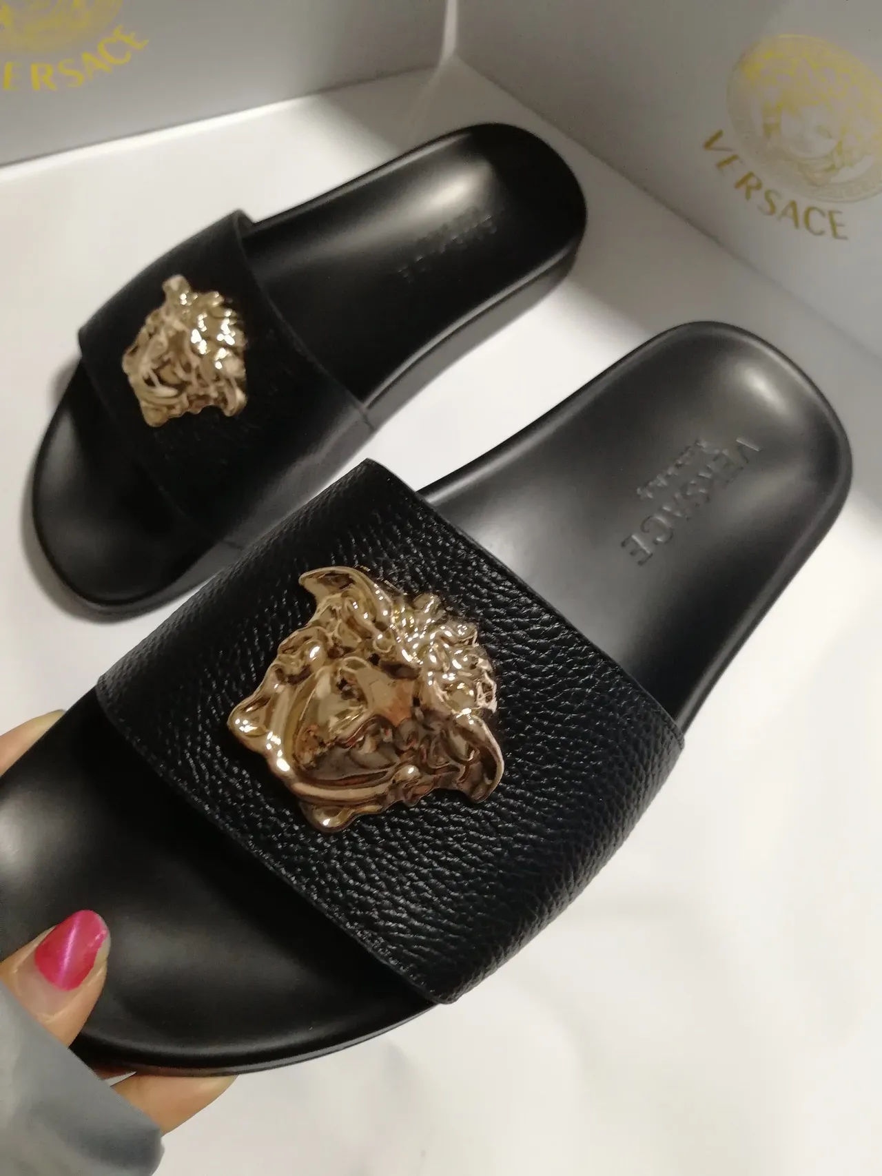 Versace Medusa Slide صندل جلد أسود وذهبي 4