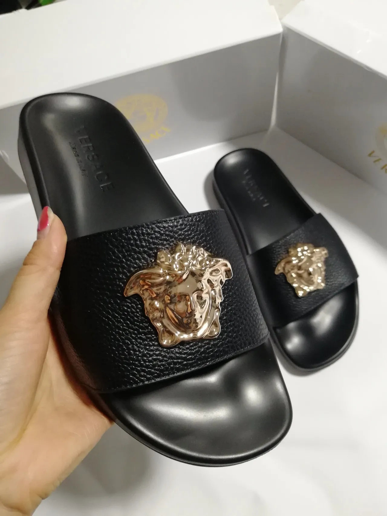 Versace Medusa Slide صندل جلد أسود وذهبي 5
