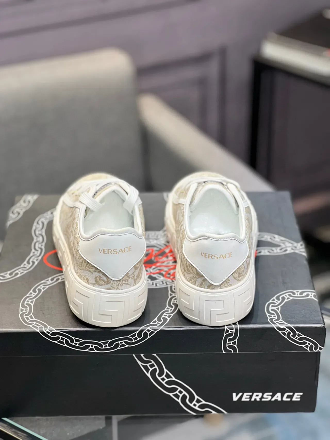 Versace Odissea Baroque Jacquard Baskets lifestyle blancs 2