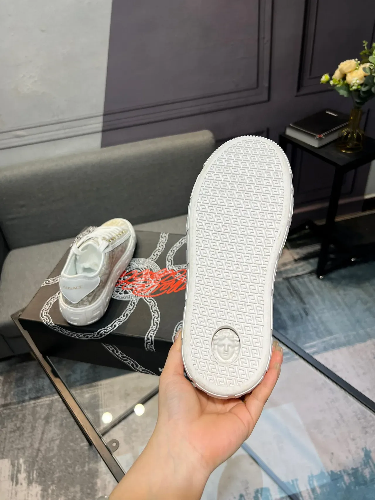 Versace Odissea Baroque Jacquard Baskets lifestyle blancs 3