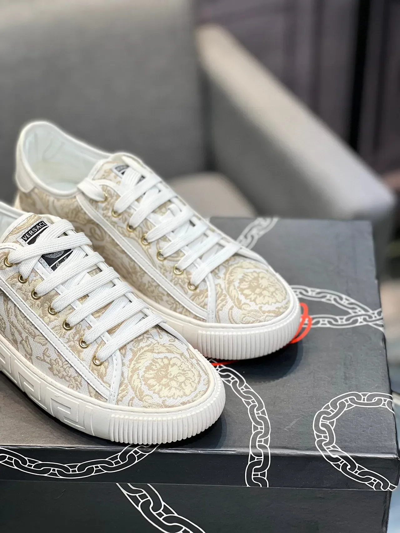 Versace Odissea Baroque Jacquard Baskets lifestyle blancs 4