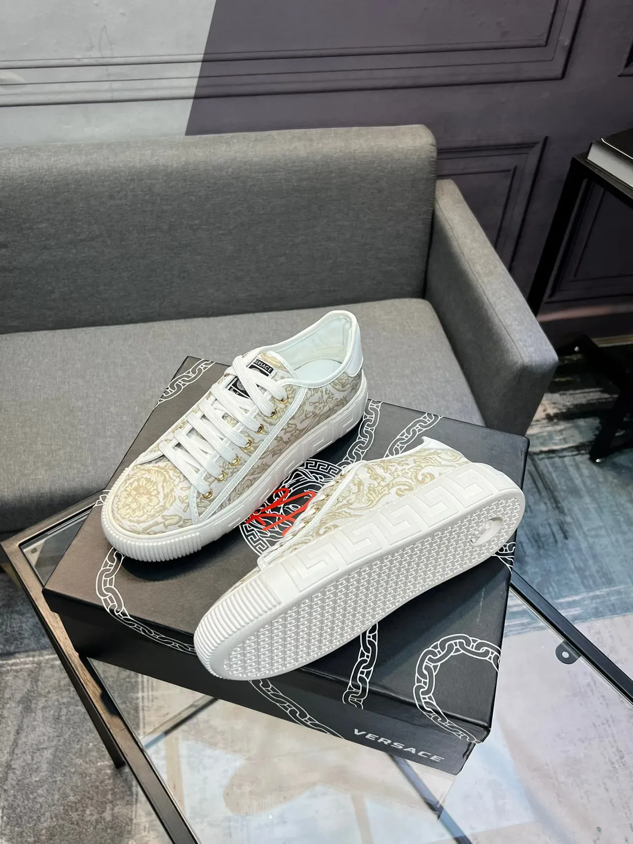Versace Odissea Baroque Jacquard Baskets lifestyle blancs 8