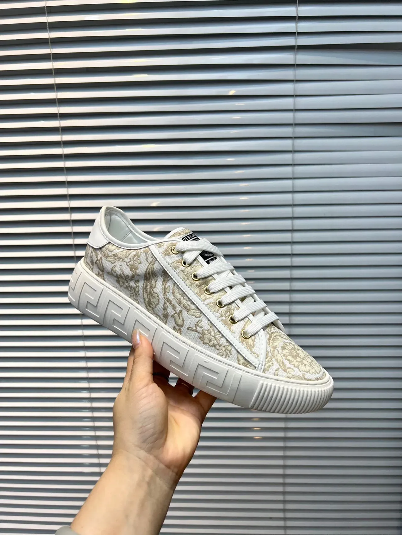 Versace Odissea Baroque Jacquard Baskets lifestyle blancs 9