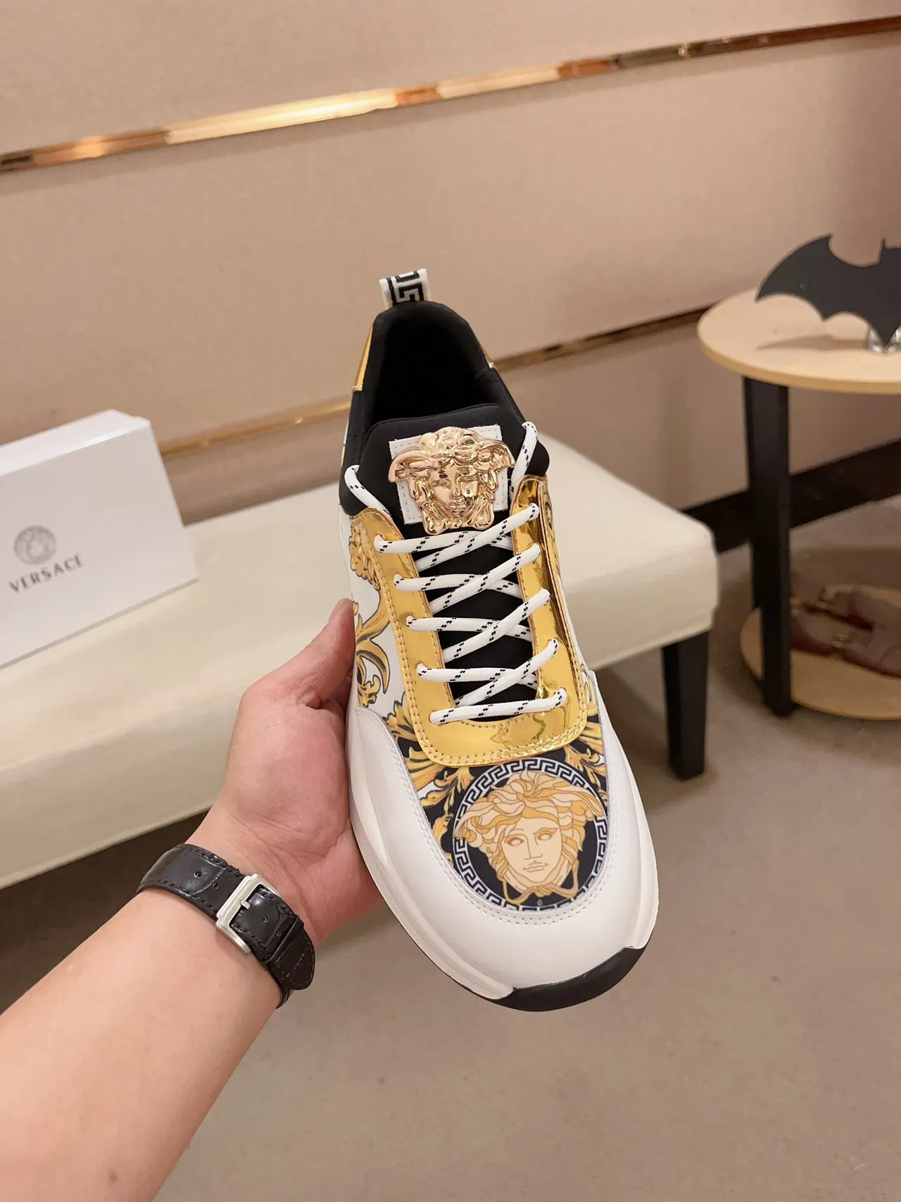 Versace Zapatillas Lifestyle Blancas Doradas con Impresión Baroque en la Parte Superior con Hardware de Cabeza de Medusa 2