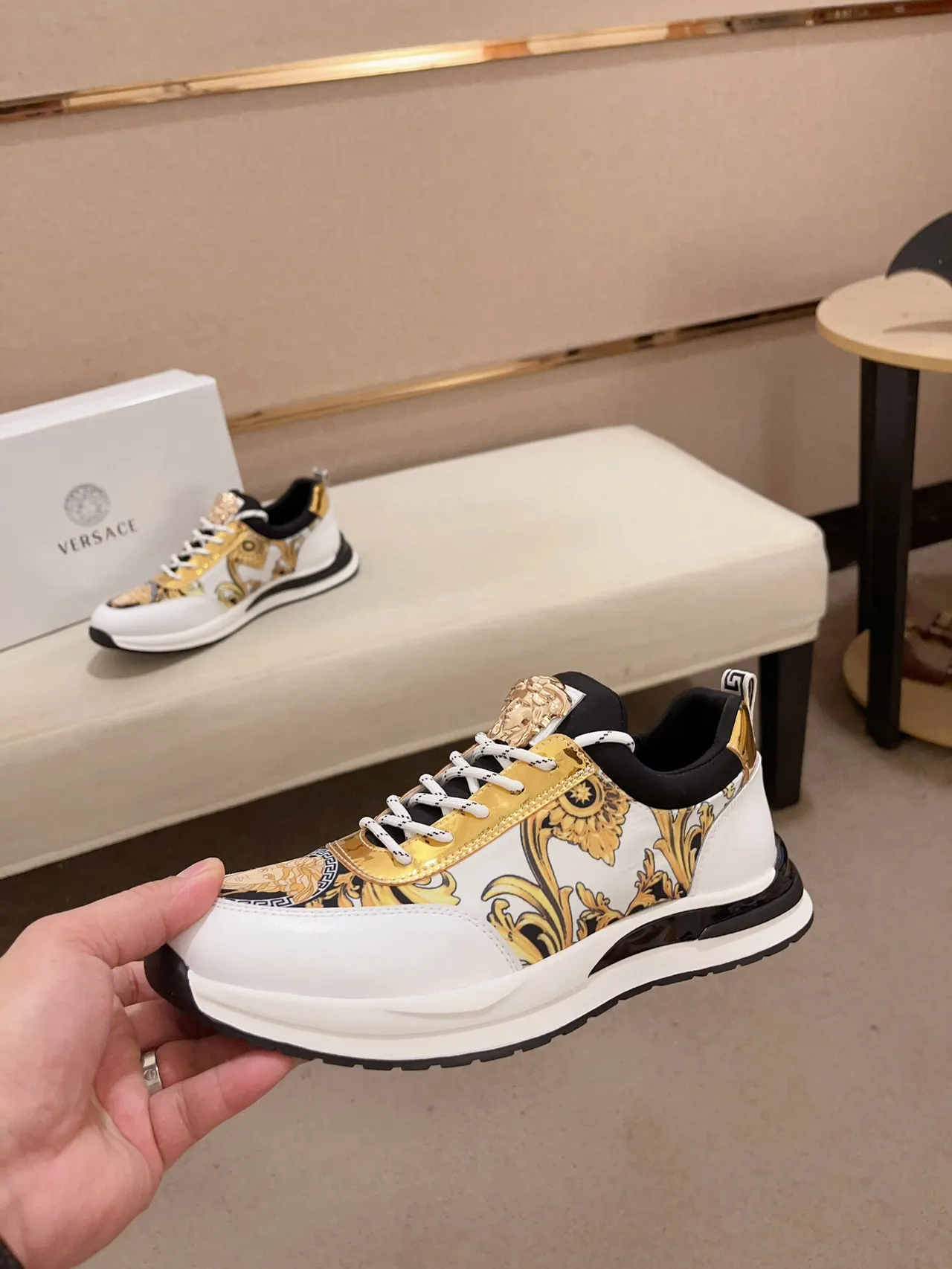 Versace Zapatillas Lifestyle Blancas Doradas con Impresión Baroque en la Parte Superior con Hardware de Cabeza de Medusa 3