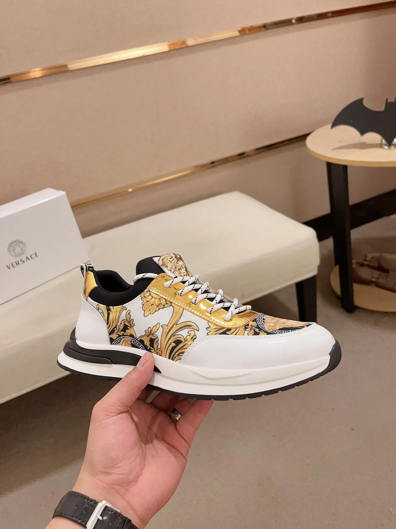 Versace Zapatillas Lifestyle Blancas Doradas con Impresión Baroque en la Parte Superior con Hardware de Cabeza de Medusa 4