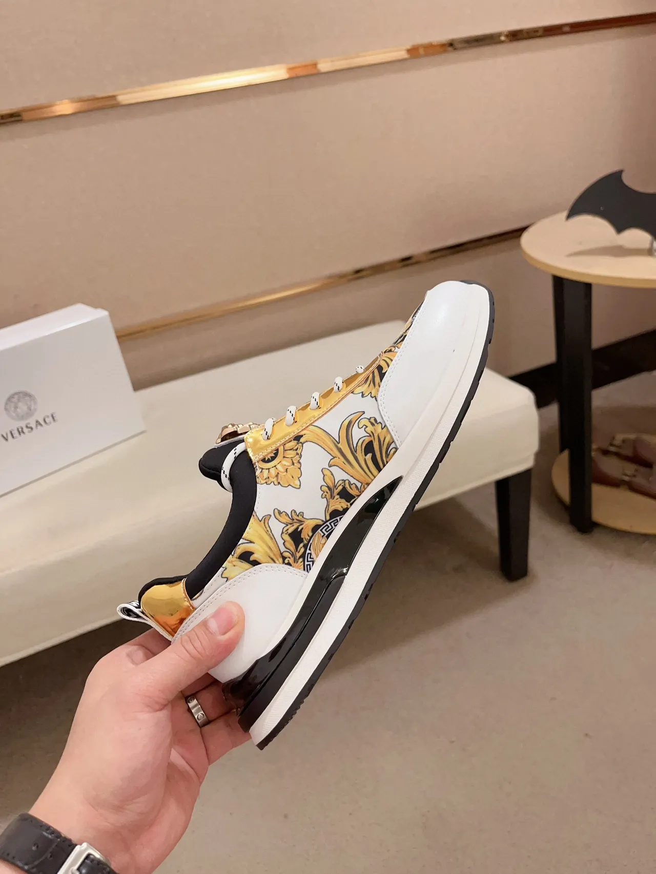 Versace Zapatillas Lifestyle Blancas Doradas con Impresión Baroque en la Parte Superior con Hardware de Cabeza de Medusa 5