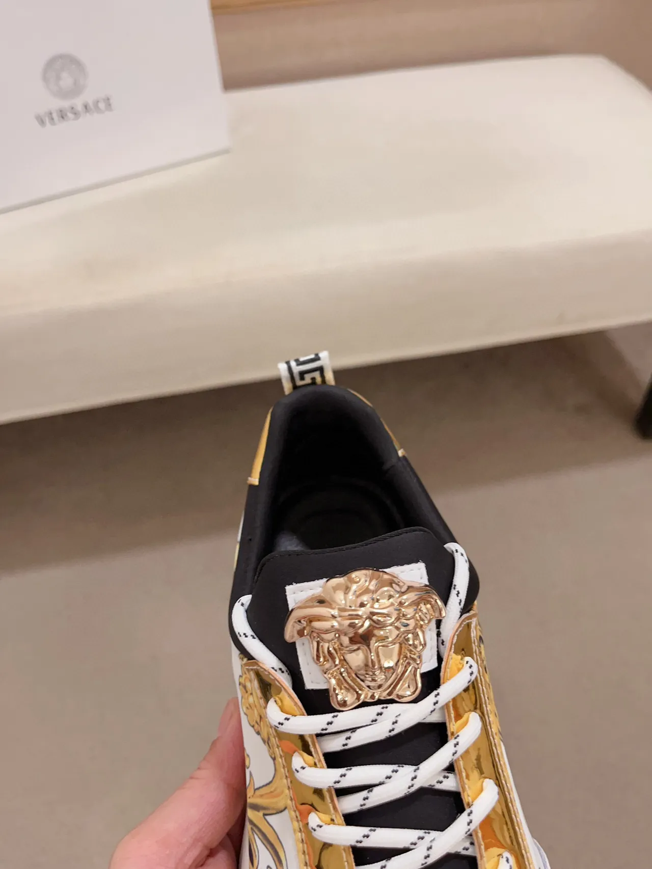 Versace Zapatillas Lifestyle Blancas Doradas con Impresión Baroque en la Parte Superior con Hardware de Cabeza de Medusa 6