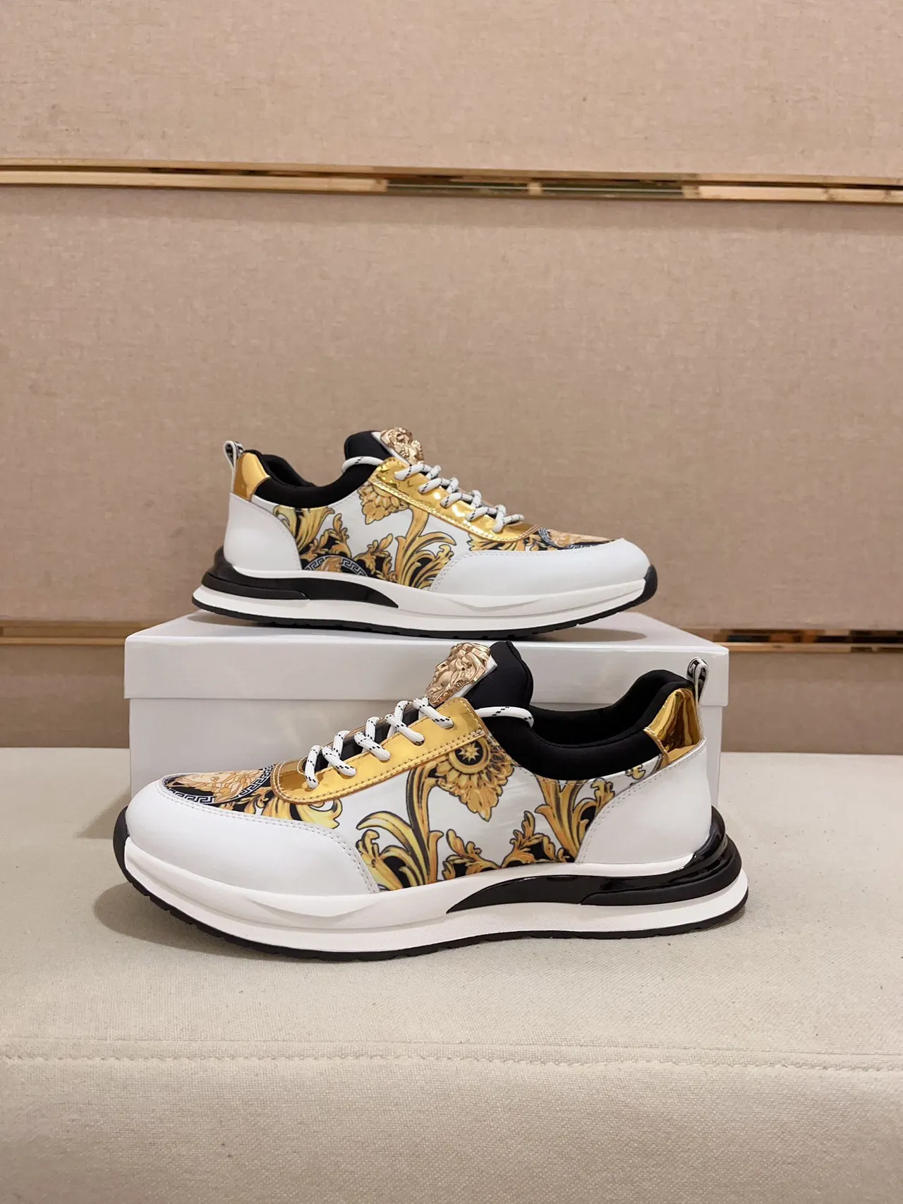 Versace Zapatillas Lifestyle Blancas Doradas con Impresión Baroque en la Parte Superior con Hardware de Cabeza de Medusa 7