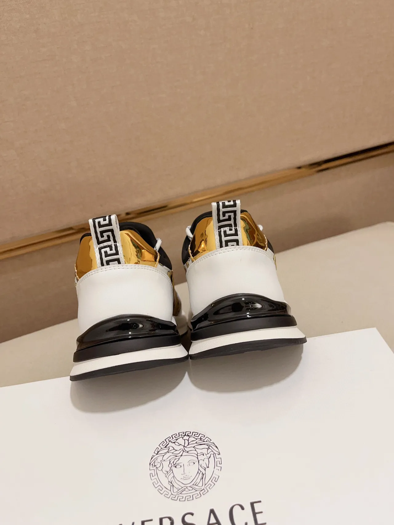 Versace Zapatillas Lifestyle Blancas Doradas con Impresión Baroque en la Parte Superior con Hardware de Cabeza de Medusa 8