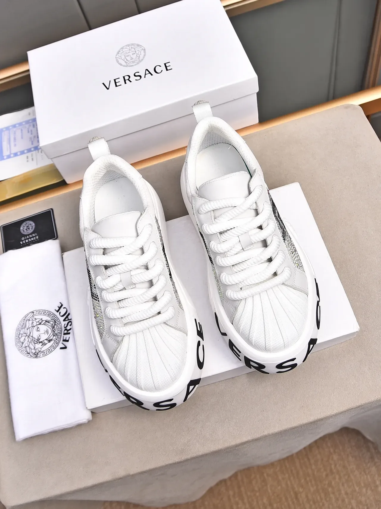 Versace Tênis Lifestyle Branco Multicolor Couro Superior Rhinestone-Embellished Painel de Malha 2