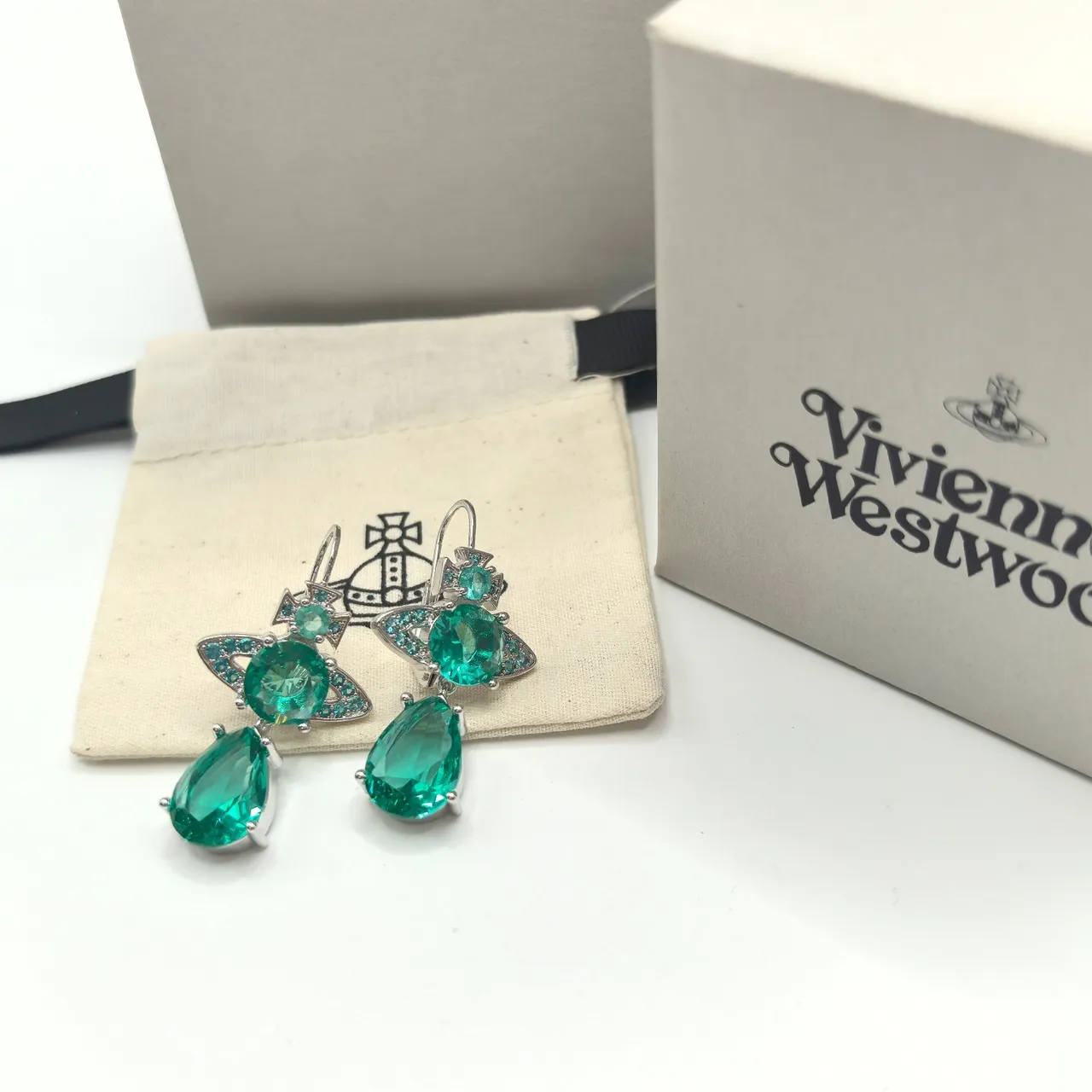 Vivienne Westwood Orb Collection Vert Argent Motif Pierres facettées Boucles d'oreilles 4
