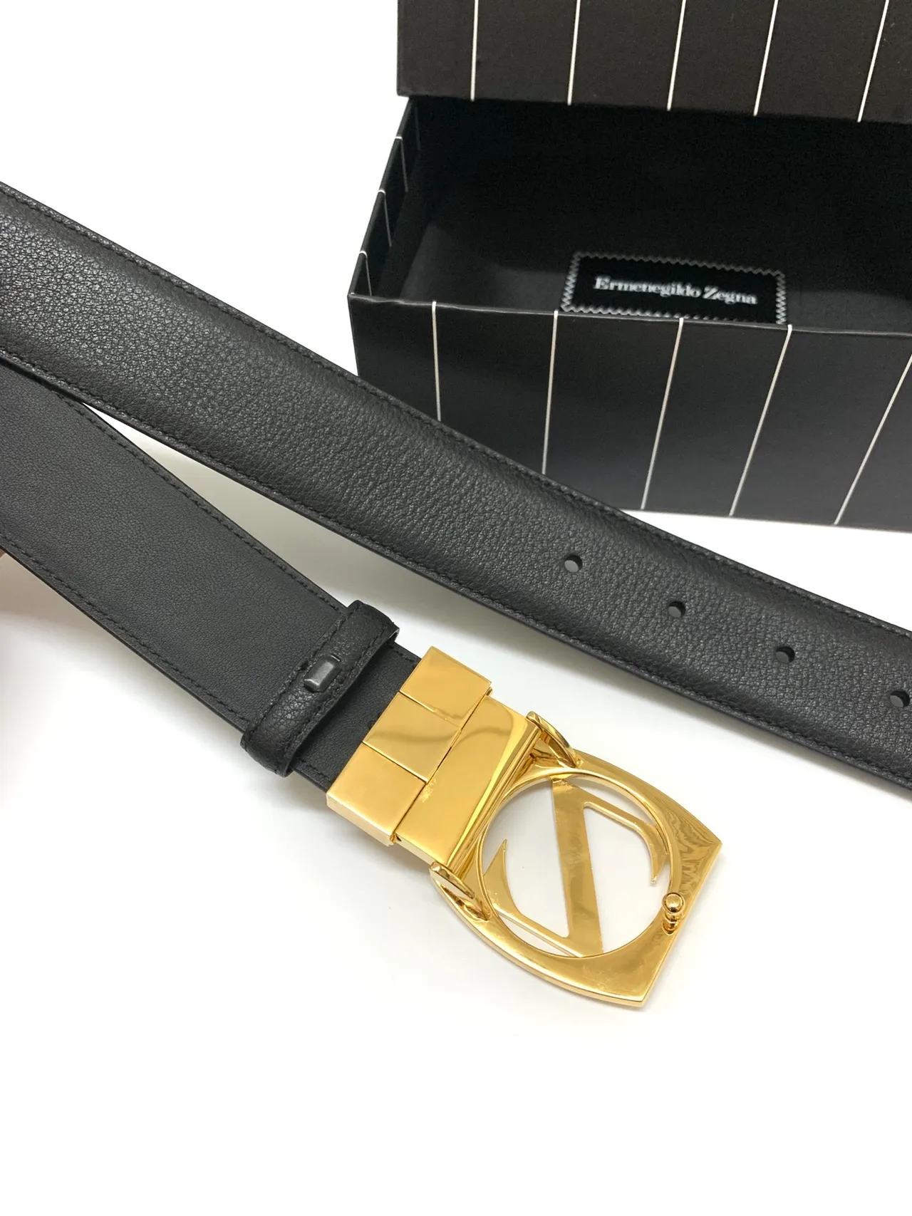 Zegna Z Monogram حزام مع مشبك أسود ذهبي جلد حبيبي كامل مصقول بشكل درع 4