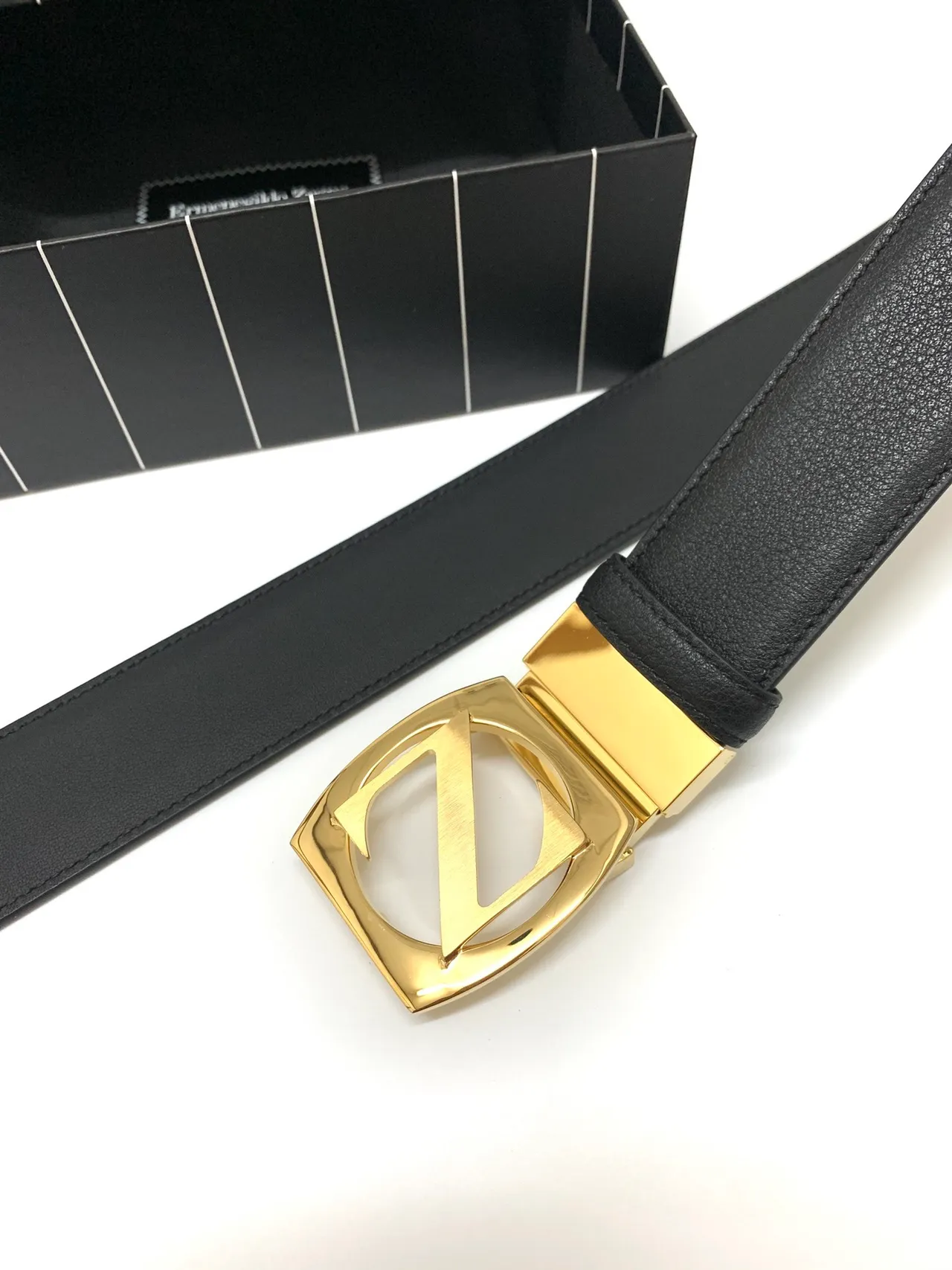 Zegna Z Monogram حزام مع مشبك أسود ذهبي جلد حبيبي كامل مصقول بشكل درع 5