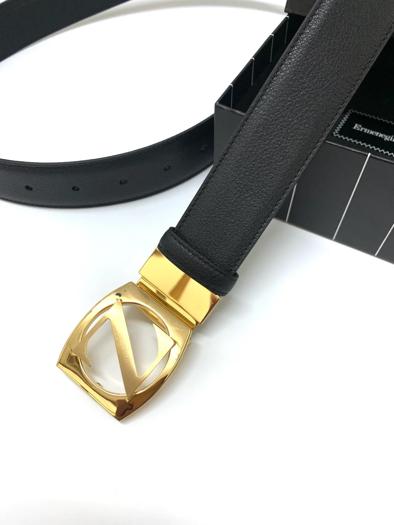 Zegna Z Monogram حزام مع مشبك أسود ذهبي جلد حبيبي كامل مصقول بشكل درع 6