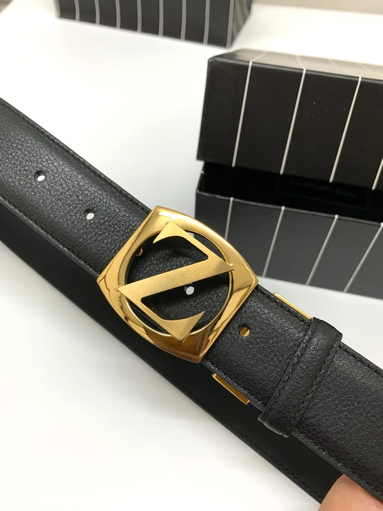 Zegna Z Monogram حزام مع مشبك أسود ذهبي جلد حبيبي كامل مصقول بشكل درع 8