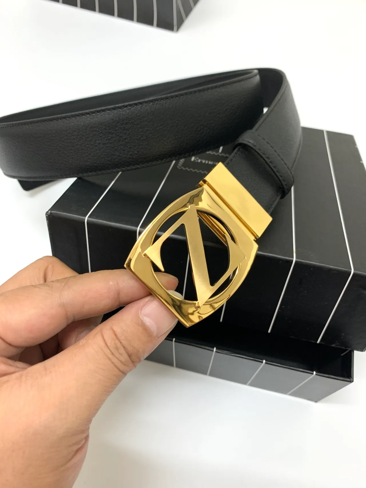 Zegna Z Monogram حزام مع مشبك أسود ذهبي جلد حبيبي كامل مصقول بشكل درع 9