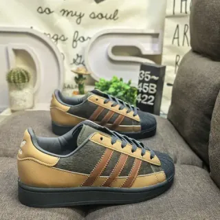 Adidas बेज ब्राउन शेल-टू तीन पट्टी जीवन शैली स्नीकर्स