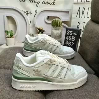 Adidas बेज ग्रीन लो-टॉप पैड कॉलर लाइफस्टाइल स्नीकर