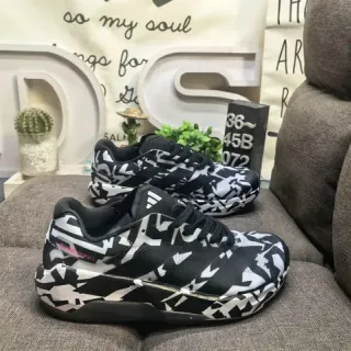 Adidas काला सफेद ज्यामितीय कैमो प्रिंट चंकी स्कल्प्टेड मिडसोल लाइफस्टाइल स्नीकर