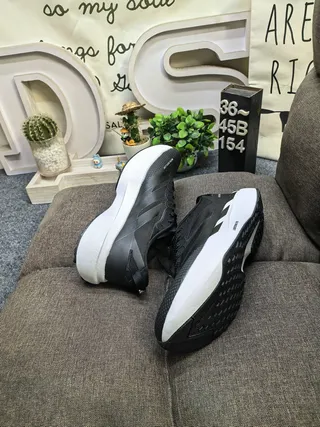 Adidas Chaussures de course en maille et synthétique noir blanc semelle intermédiaire sculptée épaisse 6