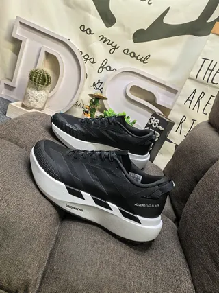 Adidas Chaussures de course en maille et synthétique noir blanc semelle intermédiaire sculptée épaisse 7
