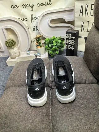 Adidas Chaussures de course en maille et synthétique noir blanc semelle intermédiaire sculptée épaisse 8