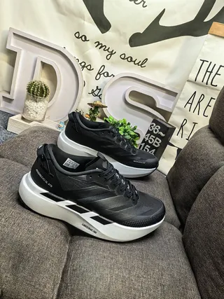 Adidas Chaussures de course en maille et synthétique noir blanc semelle intermédiaire sculptée épaisse 9