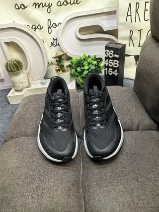 Adidas Chaussures de course en maille et synthétique noir blanc semelle intermédiaire sculptée épaisse 10